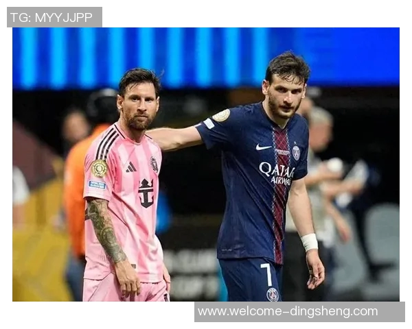 梅西训练引发球迷热潮自带便当混入场地成热议话题 梅西训练引发球迷热潮自带便当混入场地成热议话题